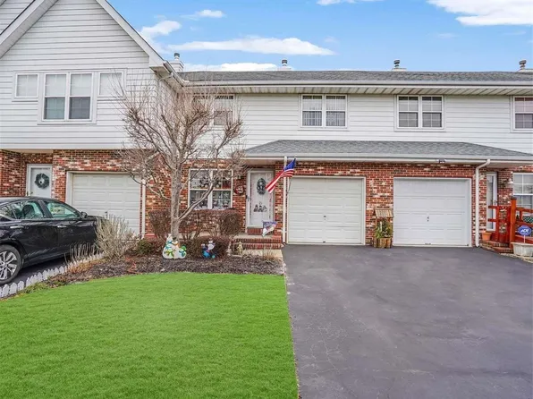 21 Broadlawn Drive #21, Central Islip, NY 11722