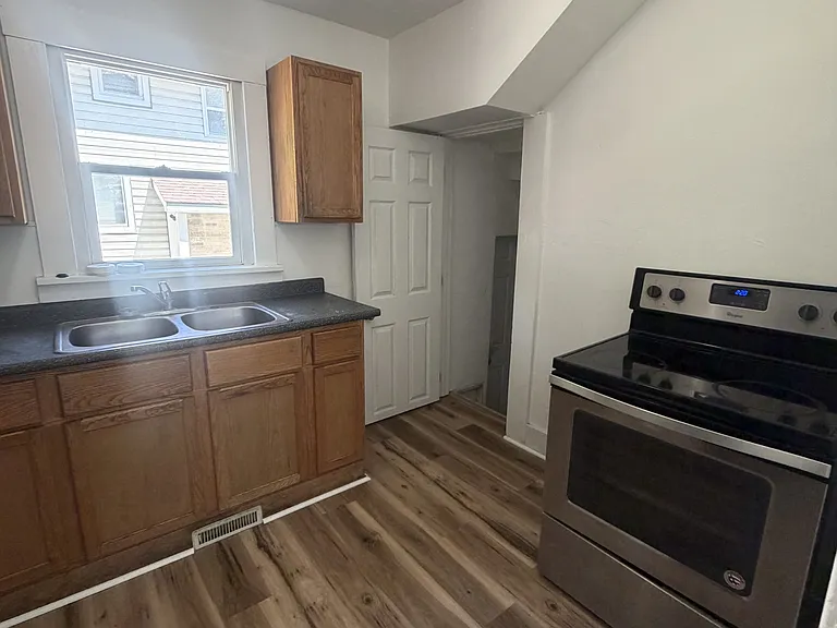 218 Goguac St W — Photo 7