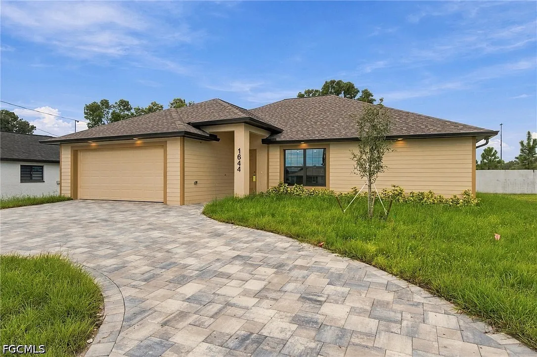 4 bed, 2.0 bath, 1718 sqft, $2,350 — Photo 2