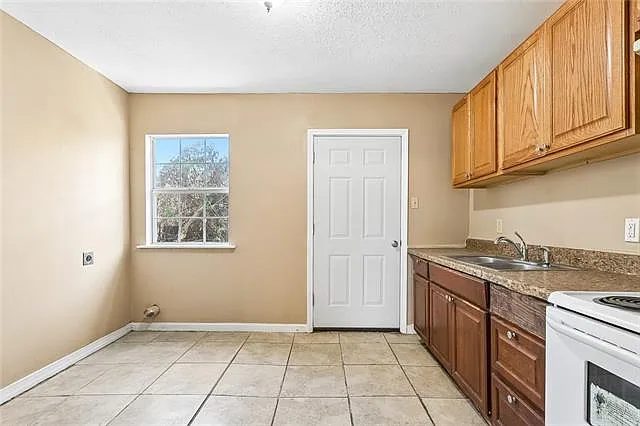 3 bed, 1.0 bath, 800 sqft, $1,495 — Photo 4