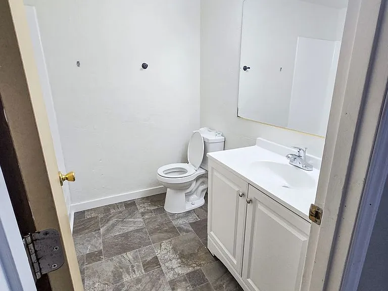 Apartment in West Salem near banks, shopping areas, bus lines, and downtown! ~ Colonial — Photo 97