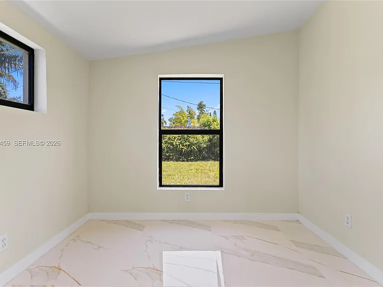 21330 NE 26th Ave — Photo 38