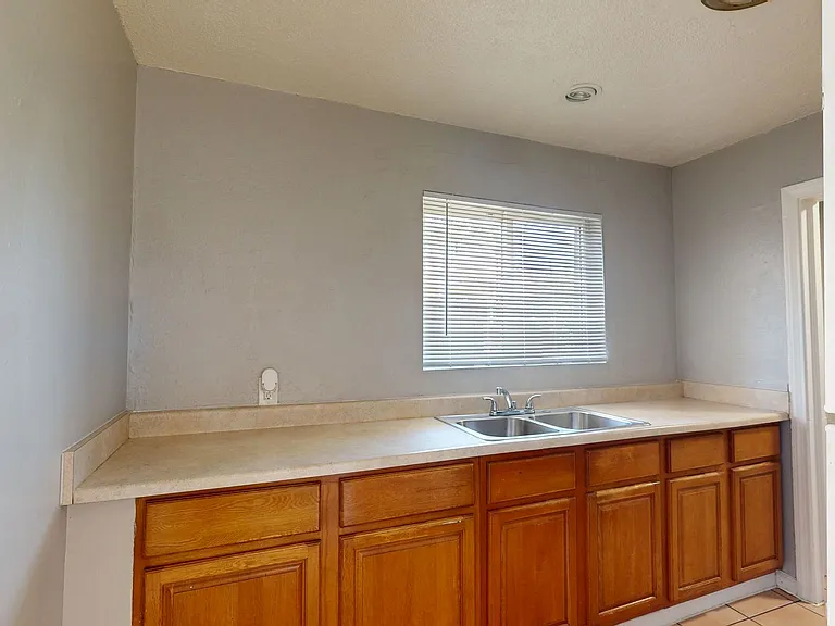 6625 Bancroft Ave — Photo 12