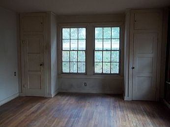 2nd image of 1611 E Crockett St