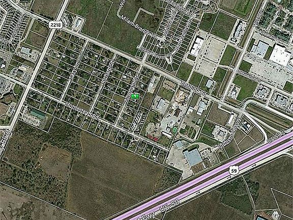 Home has easy access to Hwy 59 and is just minutes away from Sugar Land and Beltway 8.