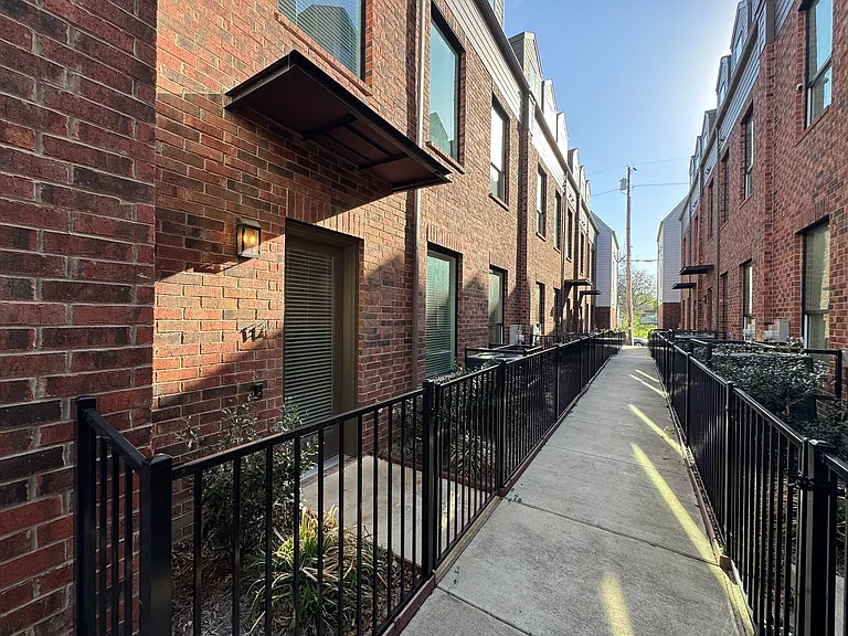 114 E Chester Ct — Photo 26