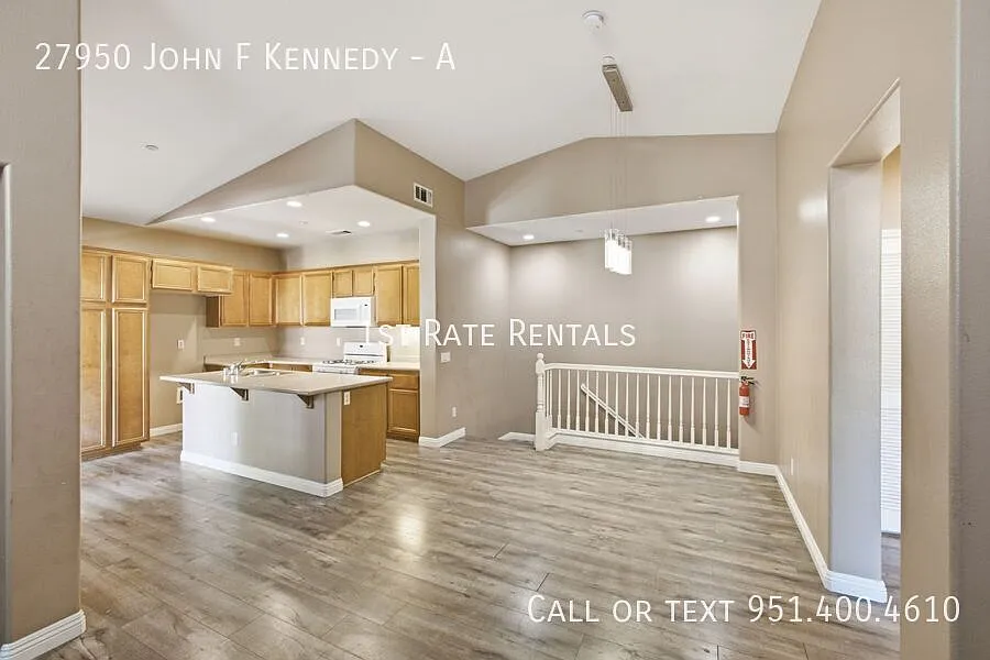 Beautiful Condo Centrally Located — Photo 3