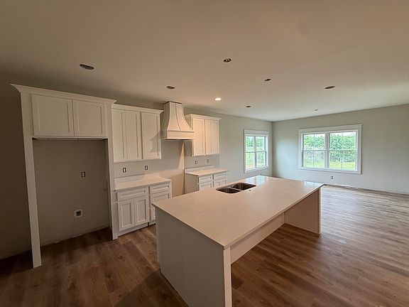 4th image of 922 Wheatfield Rd