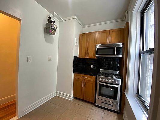 5th image of 115 Washington Pl APT 13