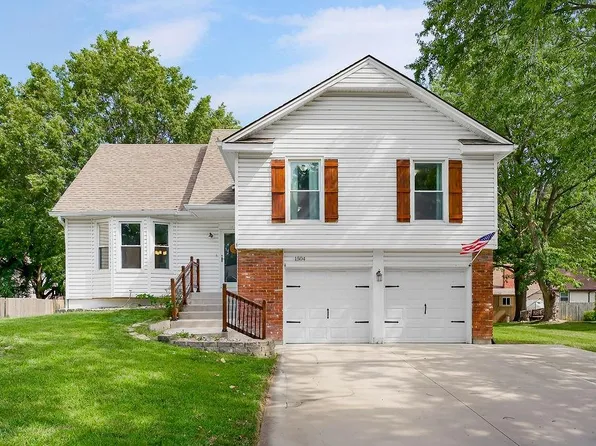 1504 E Wells Fargo Dr, Olathe, KS 66062