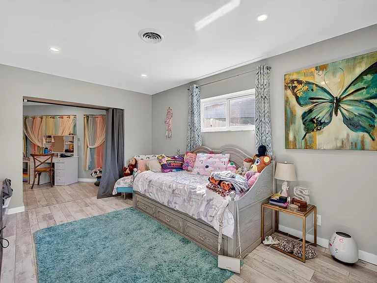 1570 NE 30th Pl — Photo 34