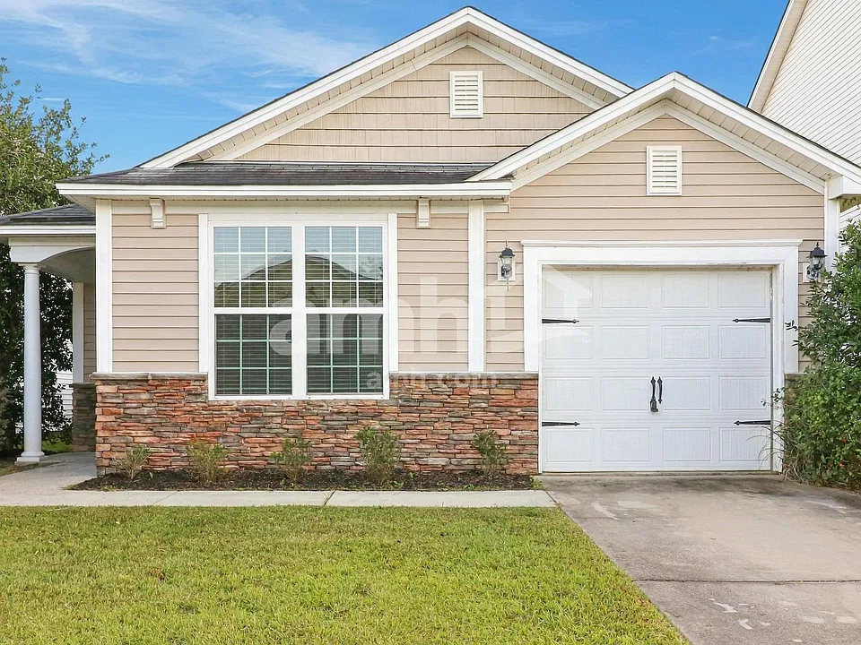 207 Chapel Lake S
