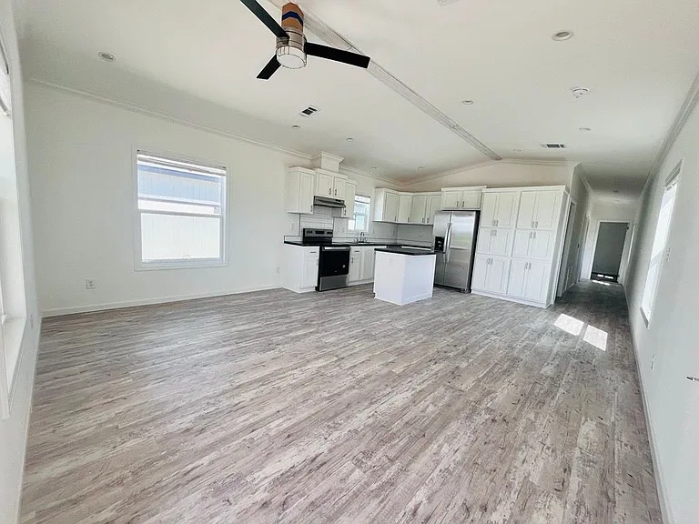 Dwelling at New Braunfels — Photo 40