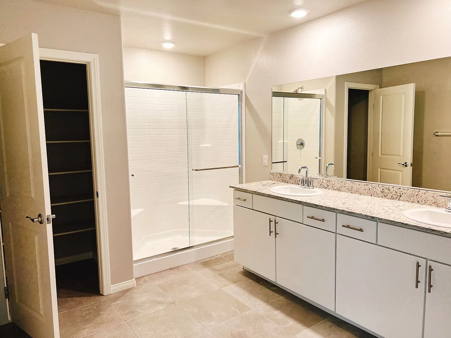Beautiful modern new build in Southwest.5 bedrooms 3 baths — Photo 3