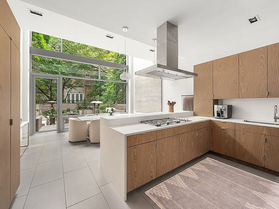 1st image of 450 W 25th St