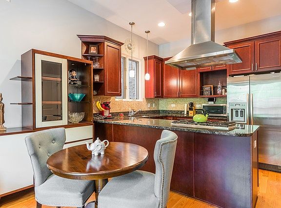 4th image of 2918 N Damen Ave #1
