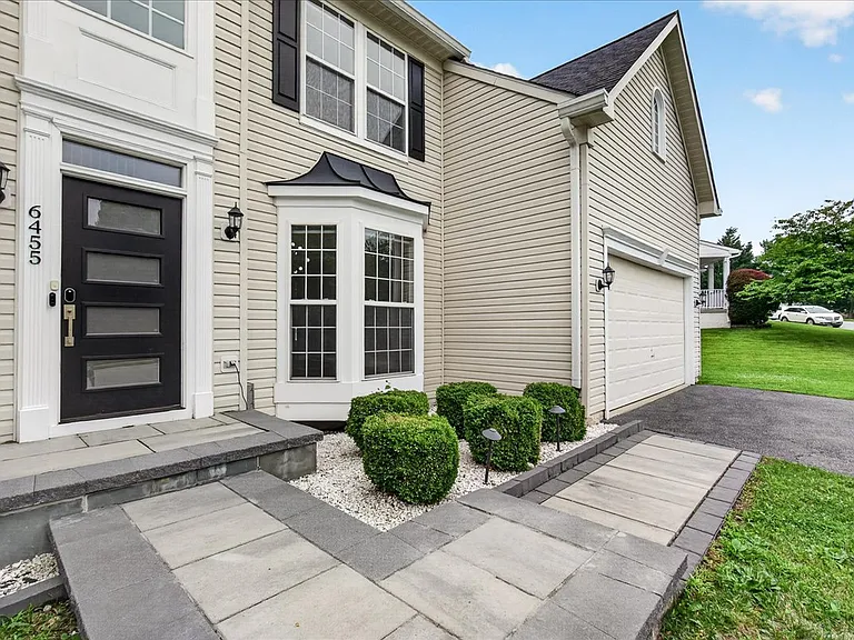 6455 Saddlebrook Ln — Photo 2