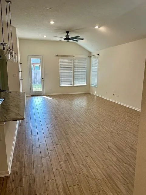 3 bed, 2.0 bath, 1951 sqft, $2,300 — Photo 4