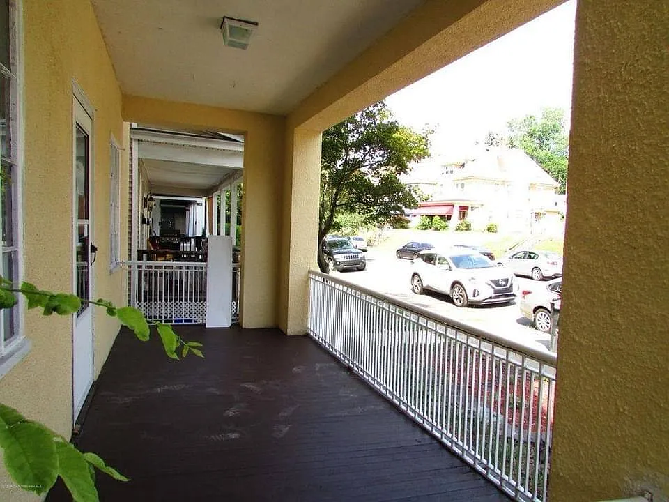 2 bed, 1000 sqft, $1,200 — Photo 2