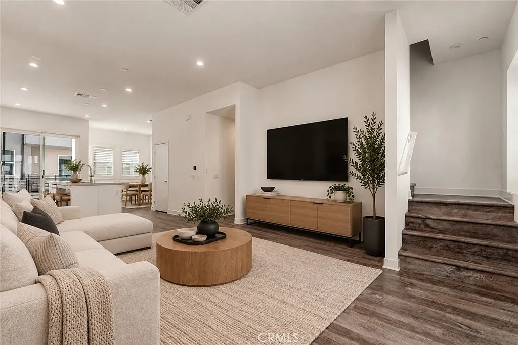 4 bed, 3.5 bath, 1913 sqft, $5,000 — Photo 2