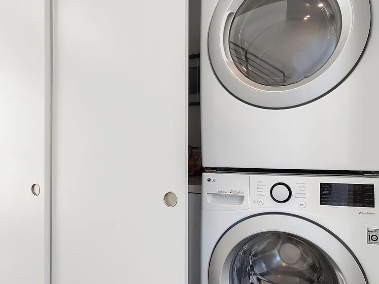 Washer & dryer (2nd floor).