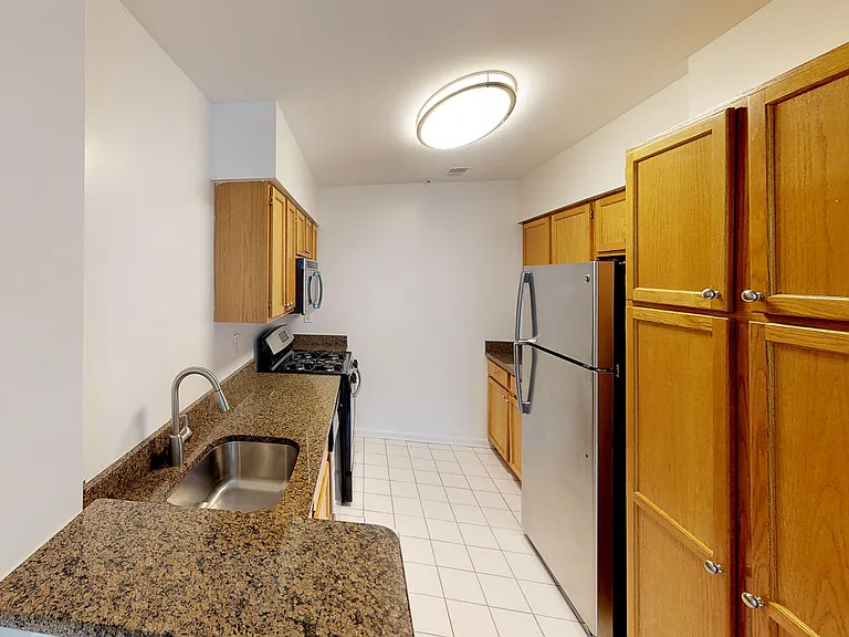 River Club Apartments — Photo 24