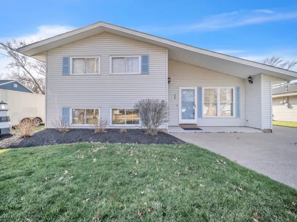 966 Roberts St, Sheffield Lake, OH 44054