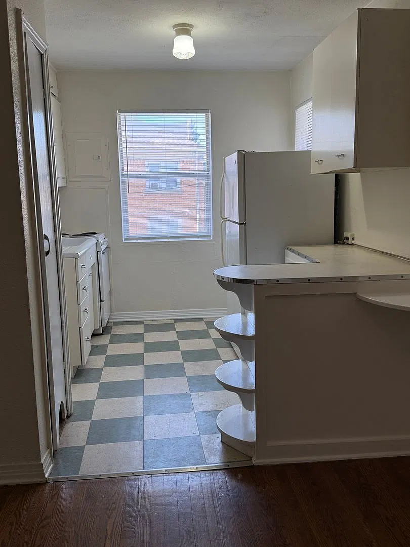 Charming 1-Bed in the Plaza District Hardwood Floors + FREE Laundry! — Photo 3