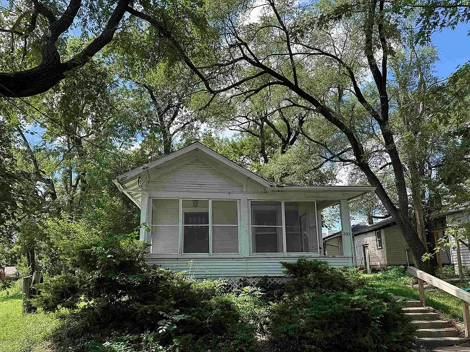 2015 N Central Ave