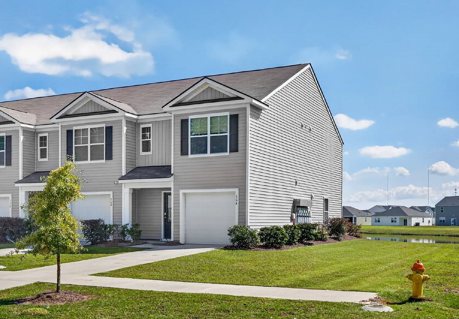 3 bed, 2.5 bath, 1418 sqft, $2,100 — Photo 2