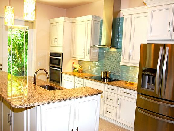 Kitchen 2 : Clean, contemporary design.