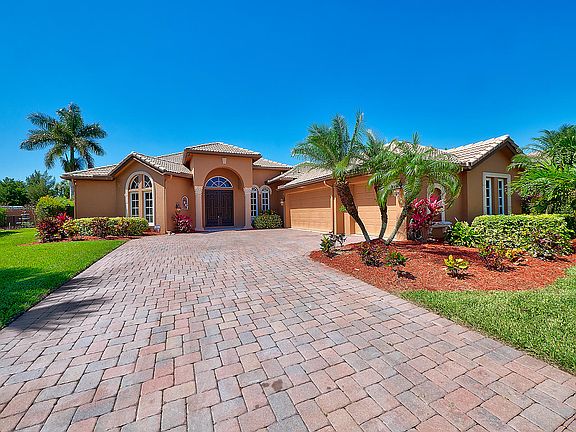 4th image of 809 SW Saint Julien Ct