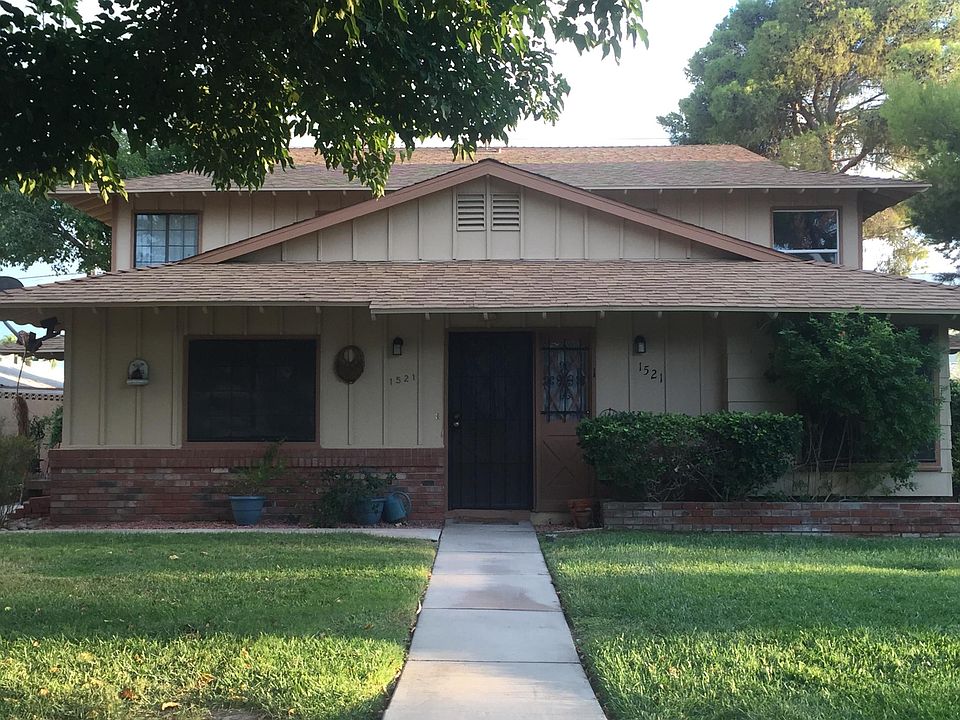 Single story, front-facing unit.