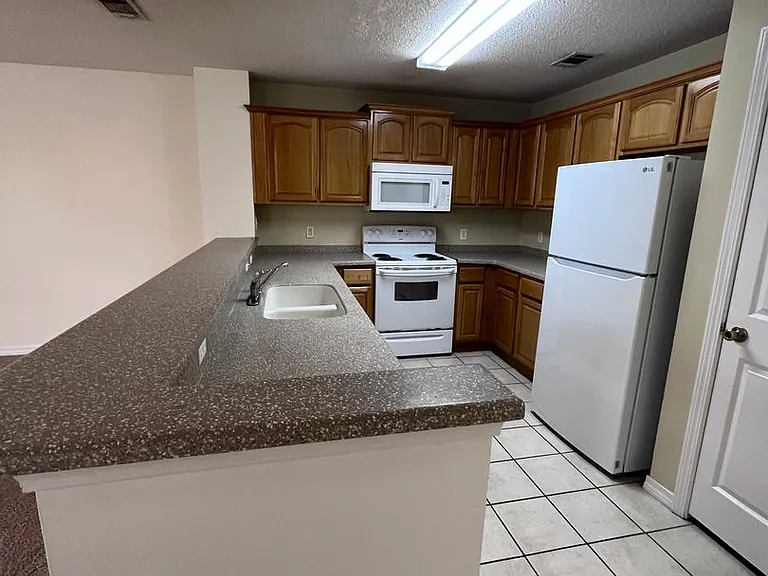 211 Johnson Ct — Photo 3