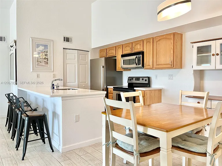 221 Palm Dr #306 — Photo 2