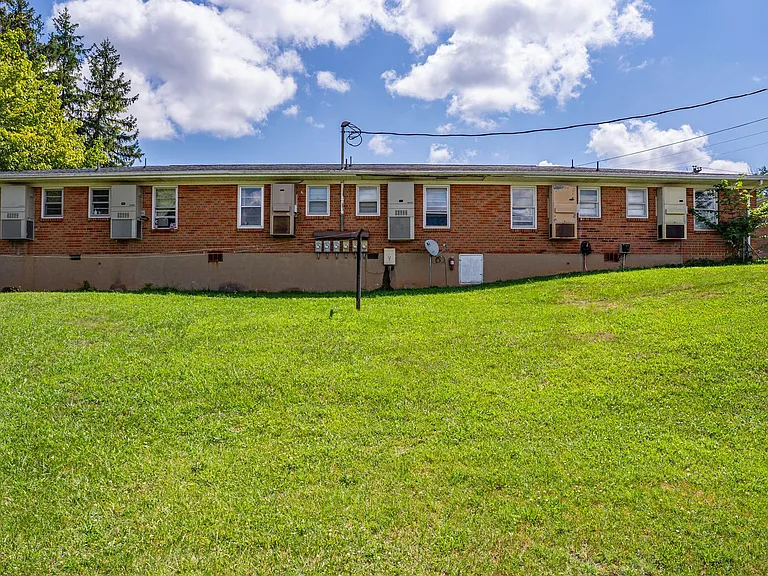 1300 Lola Ave — Photo 4