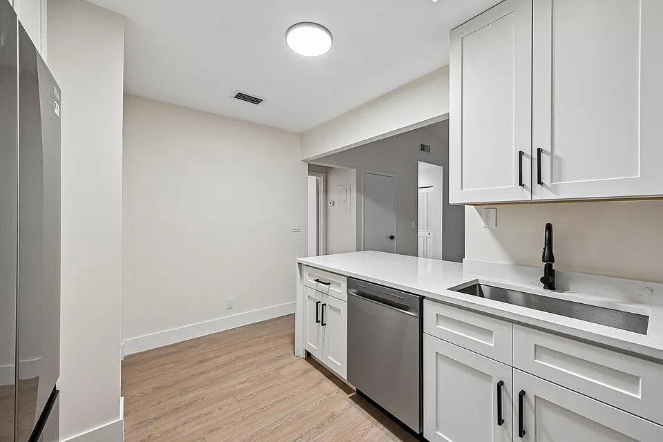2 bed, 1029 sqft, $2,300 — Photo 3