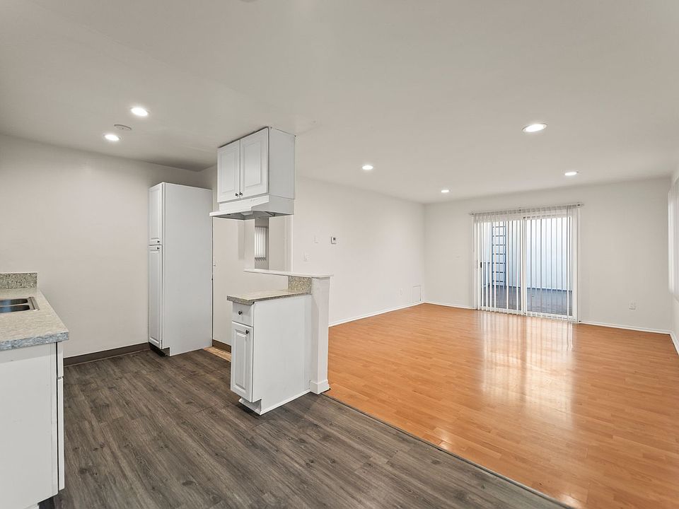 1st image of 5738 Woodman Ave #1