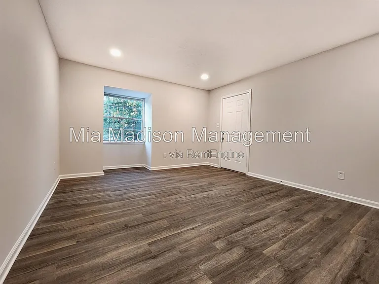 111 E Mell St #16 — Photo 3