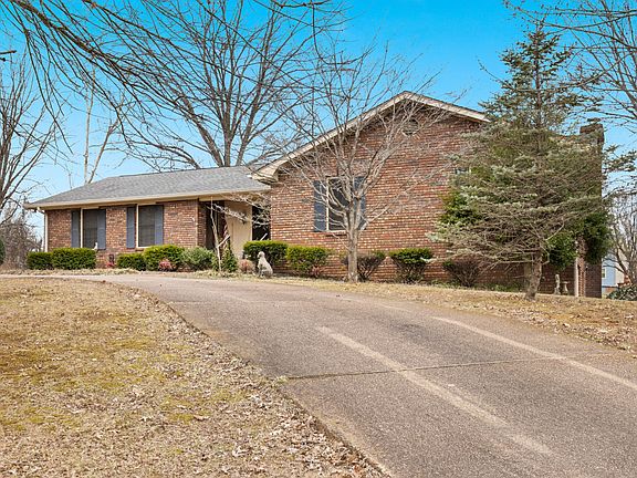 3rd image of 305 Mosley Dr