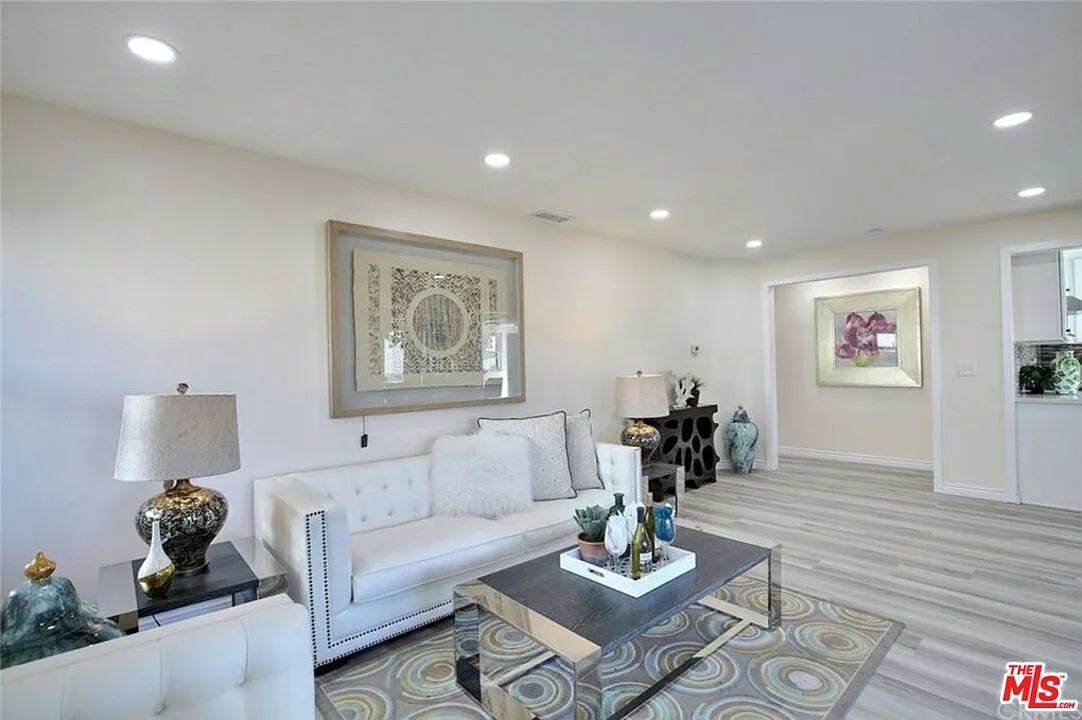 3 bed, 2.0 bath, 1366 sqft, $5,500 — Photo 3