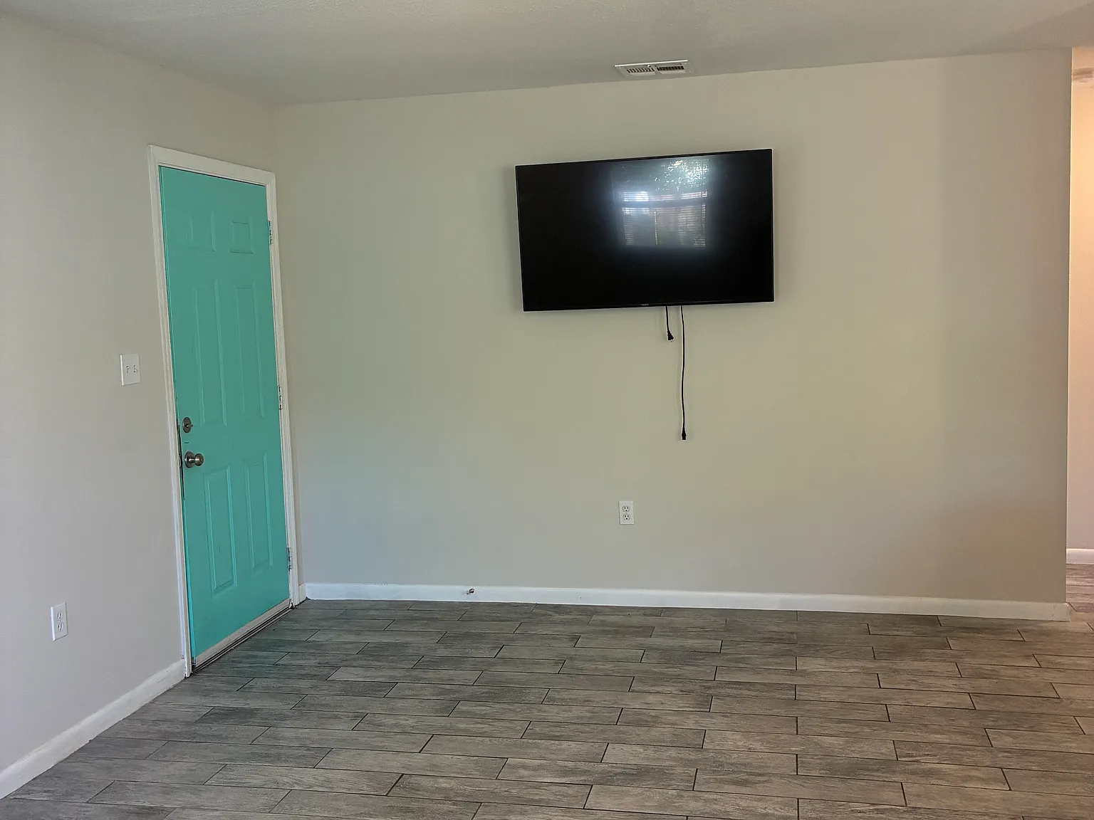 4 bed, 1225 sqft, $2,500 — Photo 3