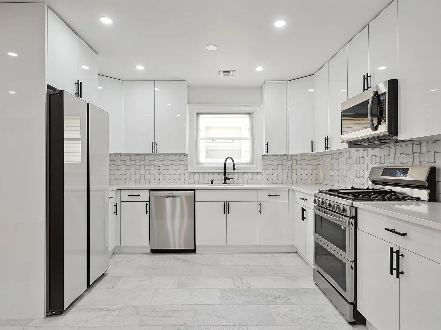 3 bed, 2.0 bath, 1400 sqft, $3,700 — Photo 4