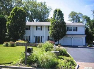 5 Windward Ct, Dix Hills, NY 11746