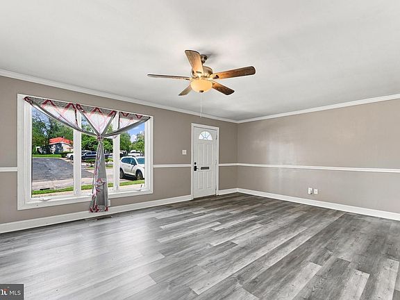 3rd image of 10 Ruscombe Ct