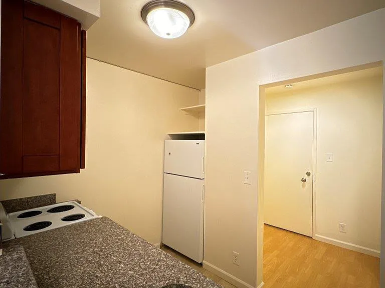 1555 Oxford Street — Photo 32