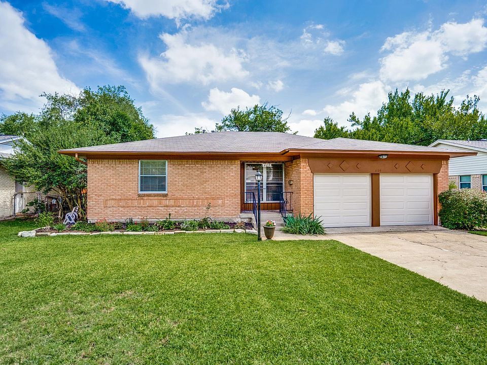 Cutest house on the block! Lots of 50's details.