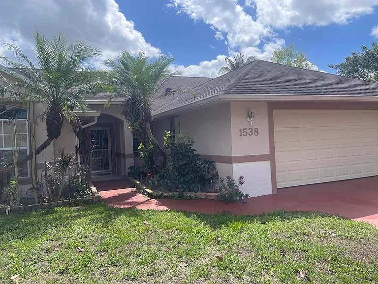 1538 SW Neptune Ave — Photo 1