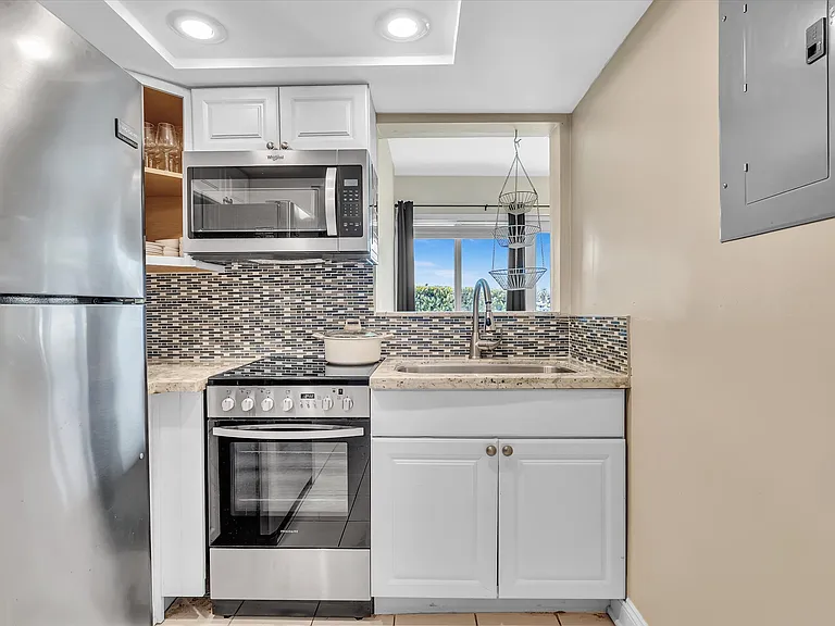 461 SE 19th Ave #B — Photo 18