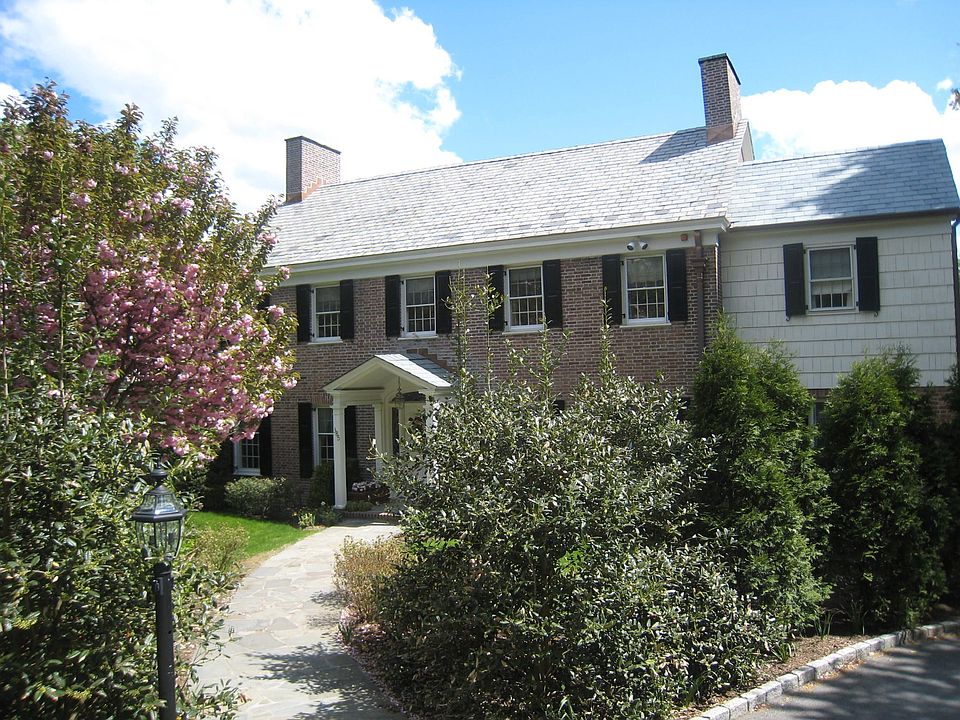 Magnificent 5BR Center Hall Colonial